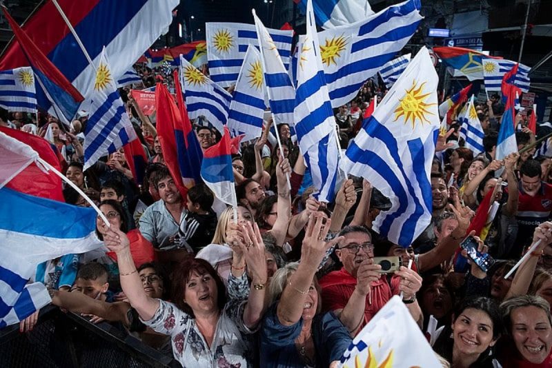 Moradores durante comício em eleições no Uruguai