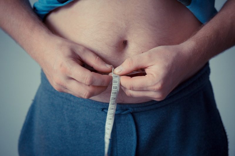 Pessoa com barriga inchada porque está com deficiência de fibras