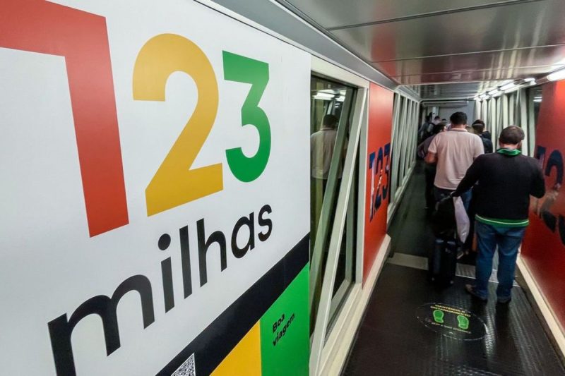 Propaganda da 123 Milhas em embarque em aeroporto