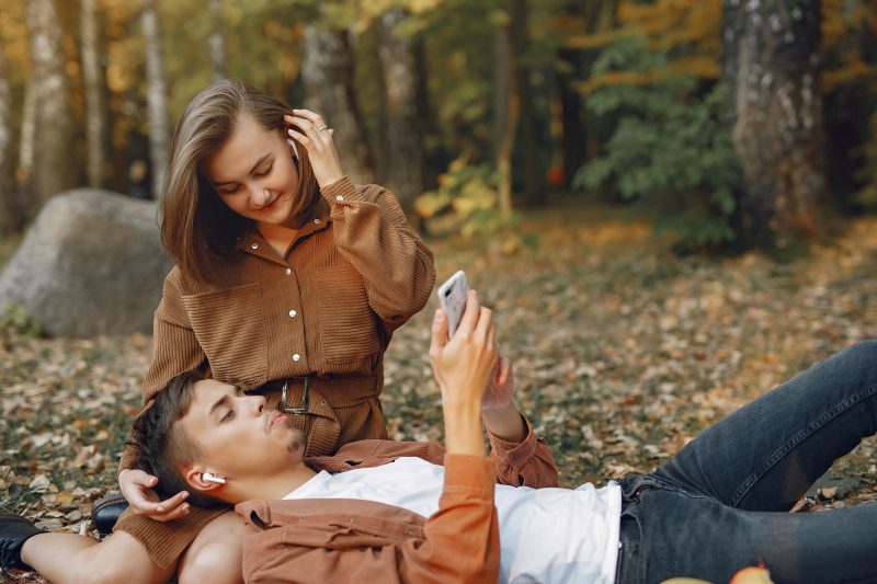 Saiba o que é emofilia (casal escutando música na floresta)