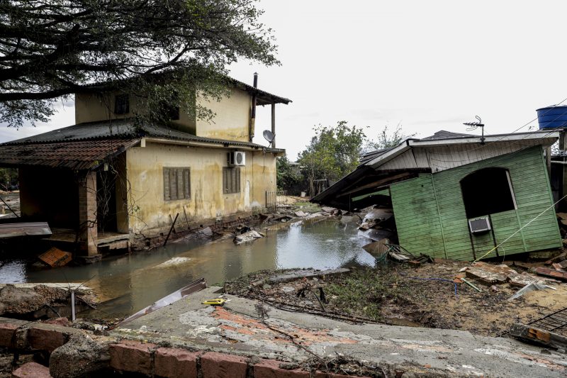 Casas alagadas e desmoronando em meio as chuvas