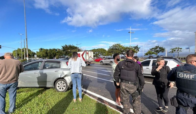 Engavetamento na Beira-Mar Norte envolveu três veículos, em direção ao Centro de Florianópolis 