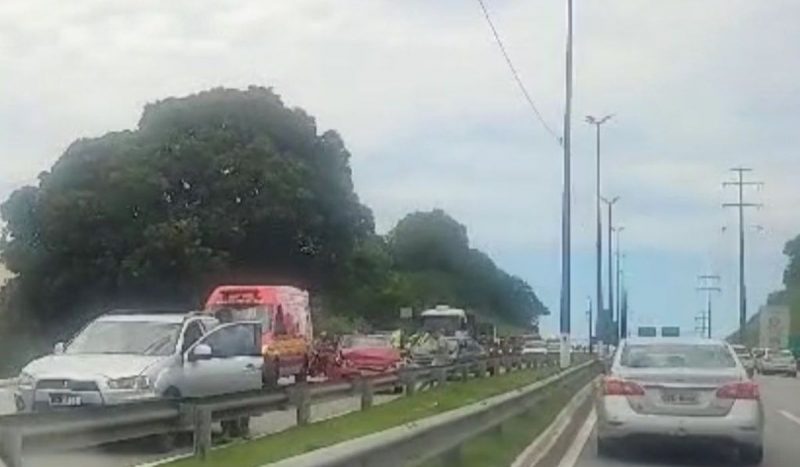 Engavetamento bloqueia pistas e deixa trânsito lento na Via Expressa, em Florianópolis