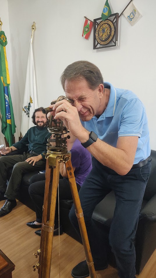 Teodolito já estão em exposição no Museu Salustiano Costa Júnior, localizado no andar superior da rodoviária de Porto União - Prefeitura de Porto União/Divulgação/ND