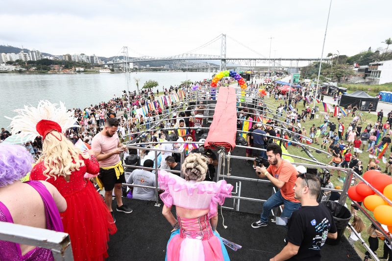 Evento terá trio elétrico, DJs e shows ao vivo