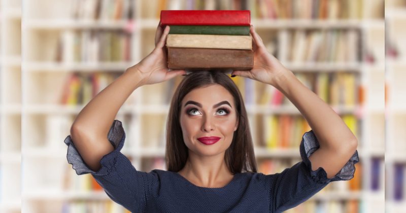 Mulher com livros na cabeça