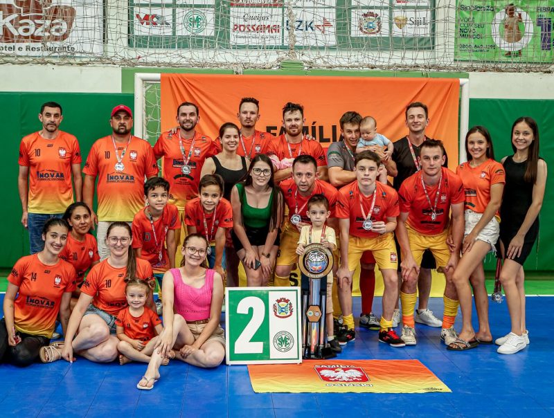 Família Osinski reunida com prêmio conquistado em torneio familiar 