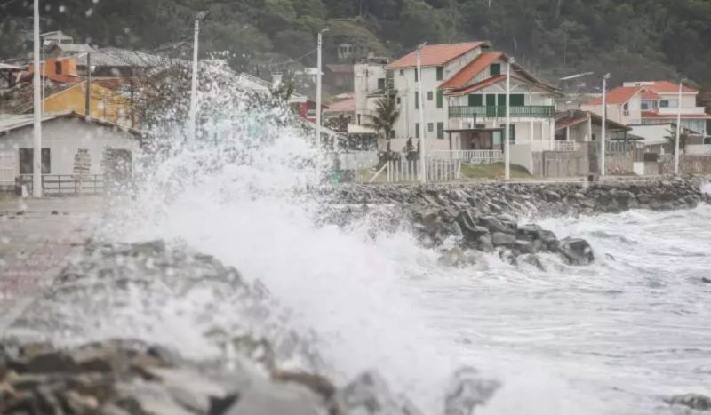 Ressacas devem ocorrer com passagem de ciclone no Oceano Atlântico