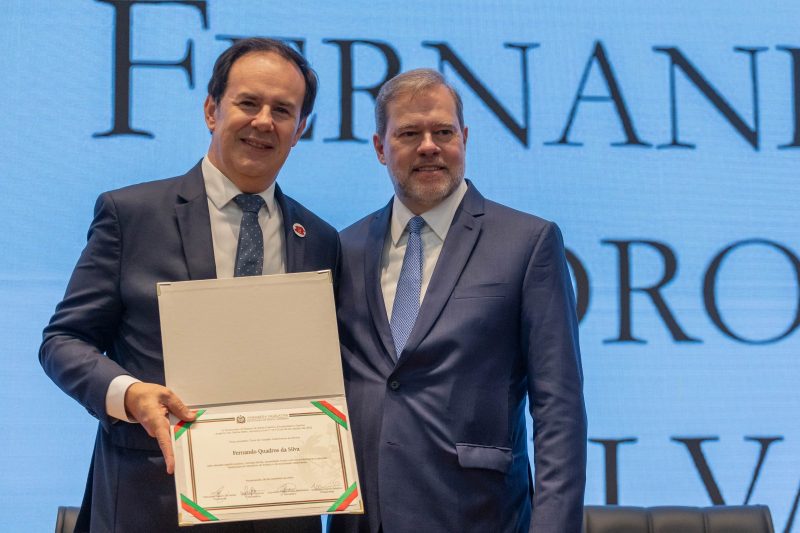 Desembargador Fernando Quadros da Silva foi homenageado ao receber o título de cidadão catarinense - Foto: Germano Rorato/ND