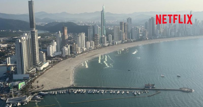 Montagem de vista panorâmica de Balneário Camboriú com a logo da Netflix