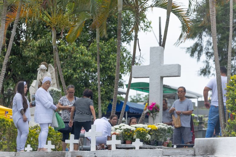 Dia de Finados atrai milhares de visitantes a um dos maiores cemitérios de Santa Catarina 