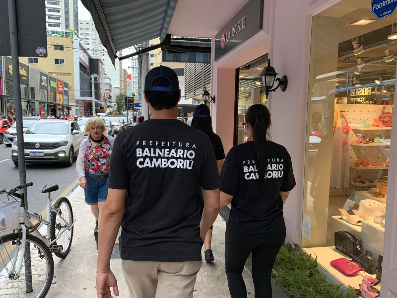 Foto mostra atuação dos fiscais em Balneário Camboriú, que abriu 85 vagas para a ocupação