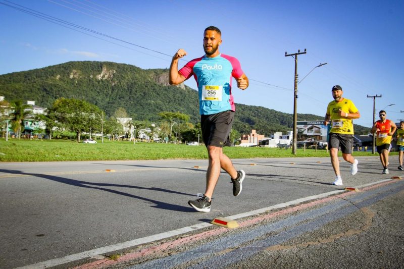 O vendedor Mateus Fonseca durante uma prova de corrida de rua