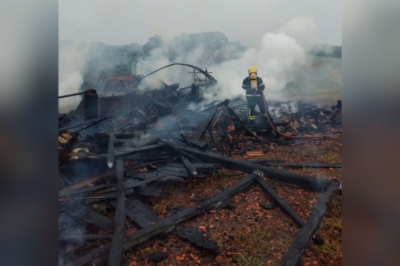 Incêndio destruiu o galpão em Guaraciaba 