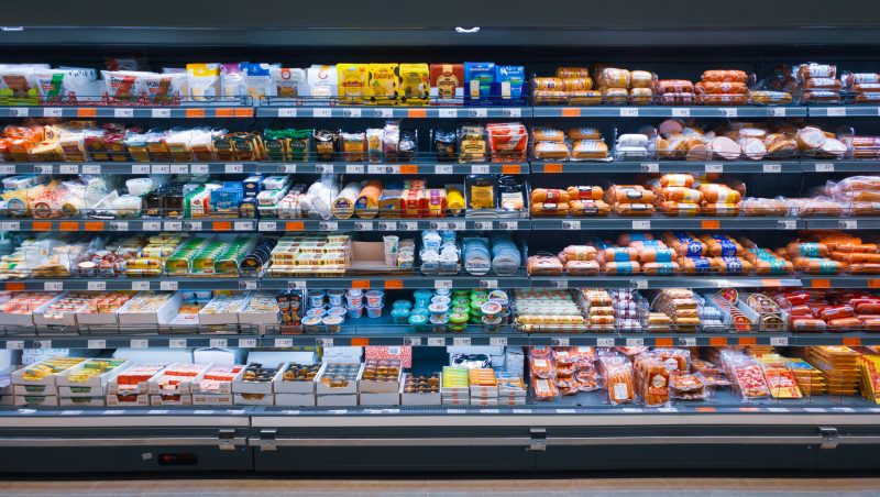 Na foto, freezer de supermercado com dezenas de alimentos ultraprocessados. Consumo de ultraprocessados e álcool preocupa. 