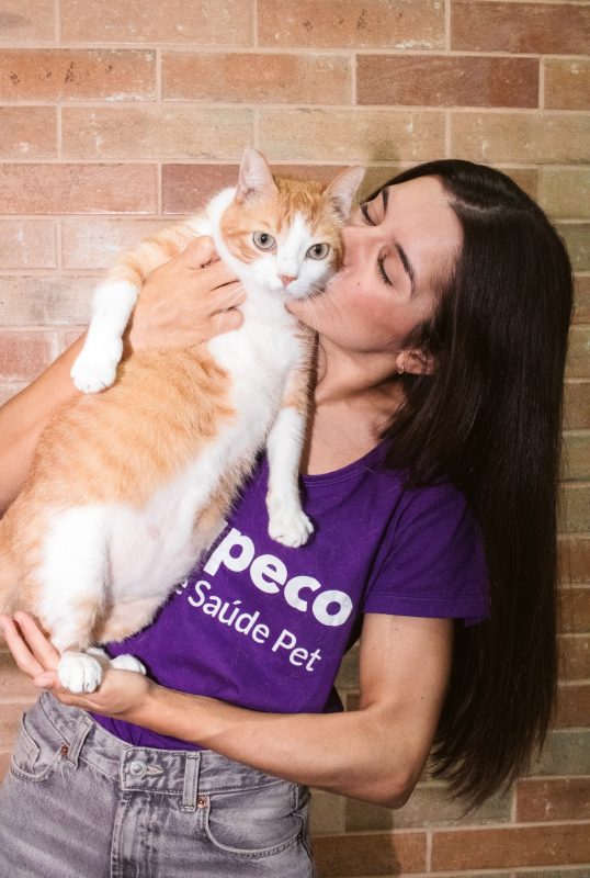 Martha Rodrigues e o gato Mutley, resgatado por ela em 2020 e que deu origem à Guapeco