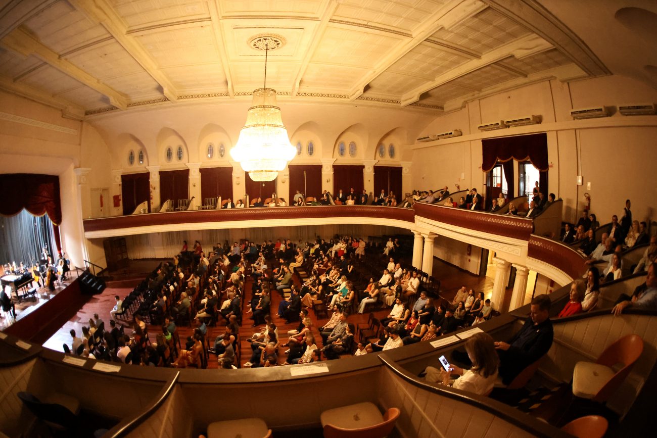 Apresentação gratuita ocorreu no teatro da Sociedade Harmonia Lyra, em Joinville - Marcelo Kupicki/Reprodução/ND