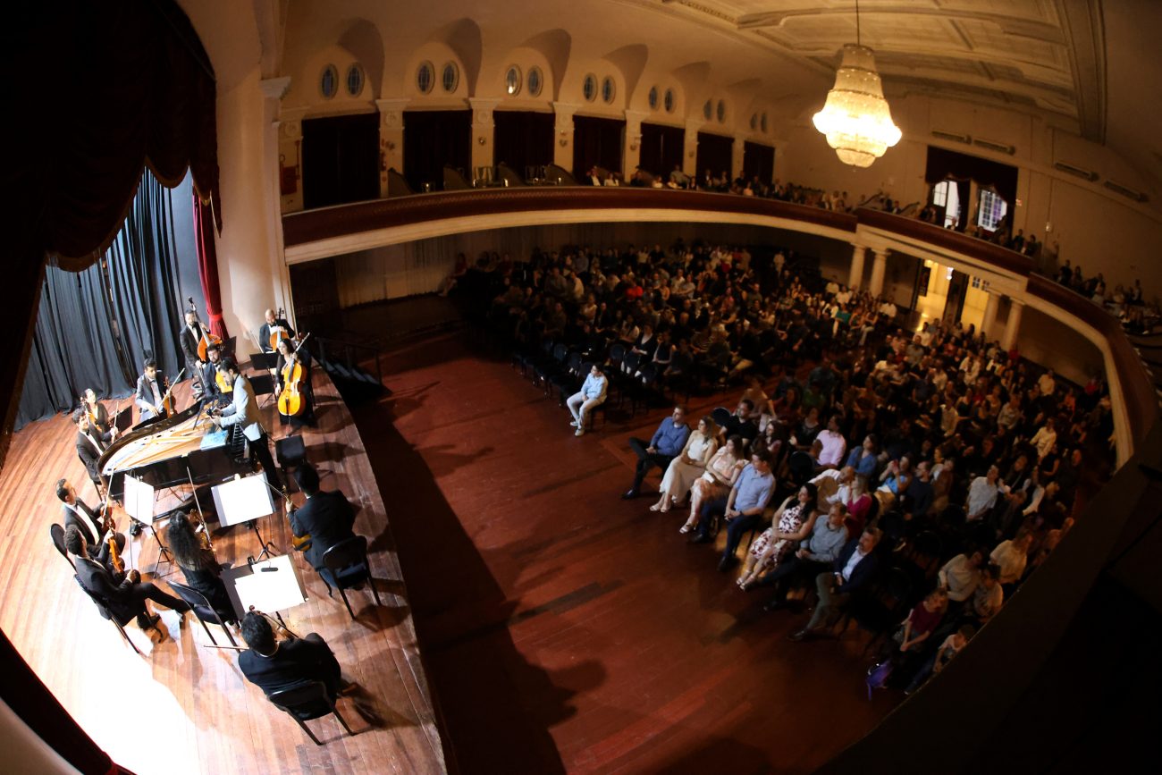 Apresentação gratuita ocorreu no teatro da Sociedade Harmonia Lyra, em Joinville - Marcelo Kupicki/Reprodução/ND