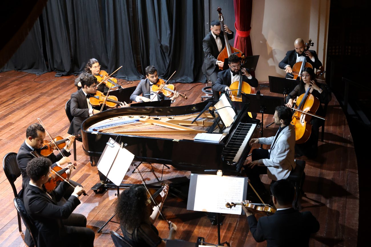 Apresentação gratuita ocorreu no teatro da Sociedade Harmonia Lyra, em Joinville - Marcelo Kupicki/Reprodução/ND