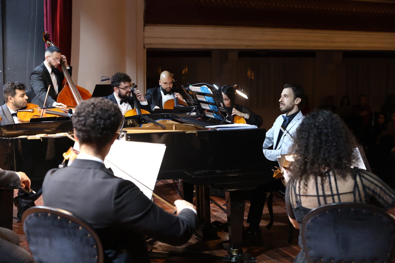 Apresentação gratuita ocorreu no teatro da Sociedade Harmonia Lyra, em Joinville - Marcelo Kupicki/Reprodução/ND