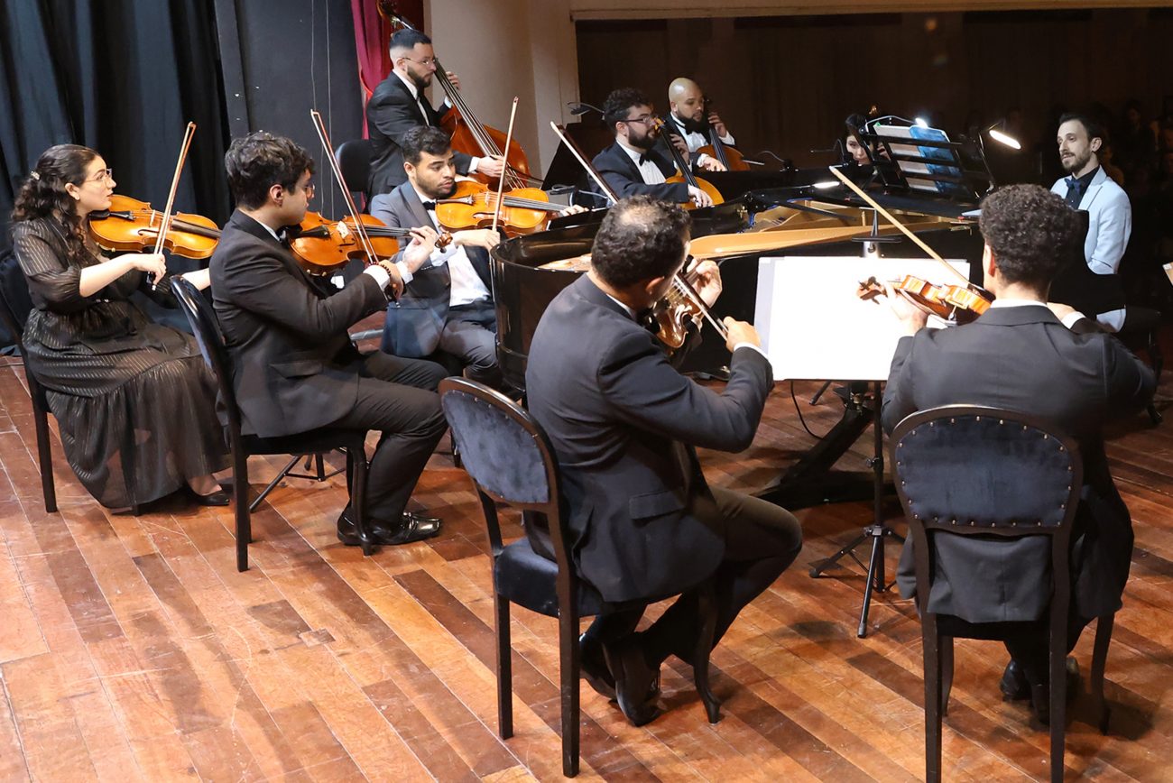 Apresentação gratuita ocorreu no teatro da Sociedade Harmonia Lyra, em Joinville - Marcelo Kupicki/Reprodução/ND