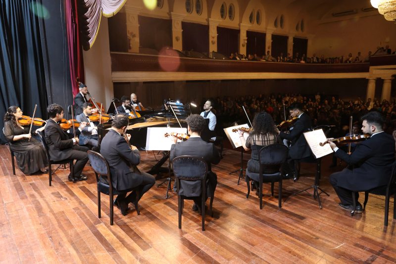 Evento gratuito reúne comunidade em noite de concerto em Joinville