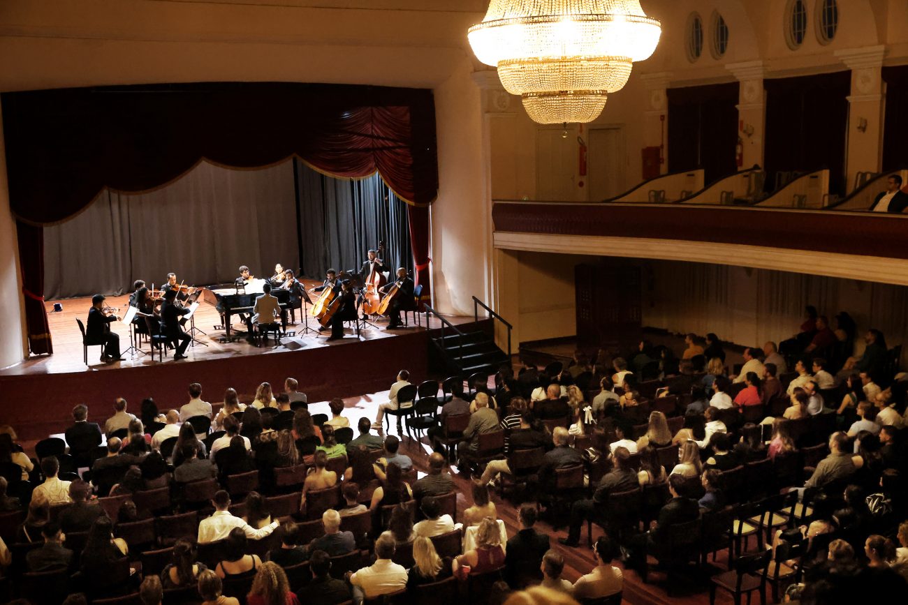 Apresentação gratuita ocorreu no teatro da Sociedade Harmonia Lyra, em Joinville - Marcelo Kupicki/Reprodução/ND