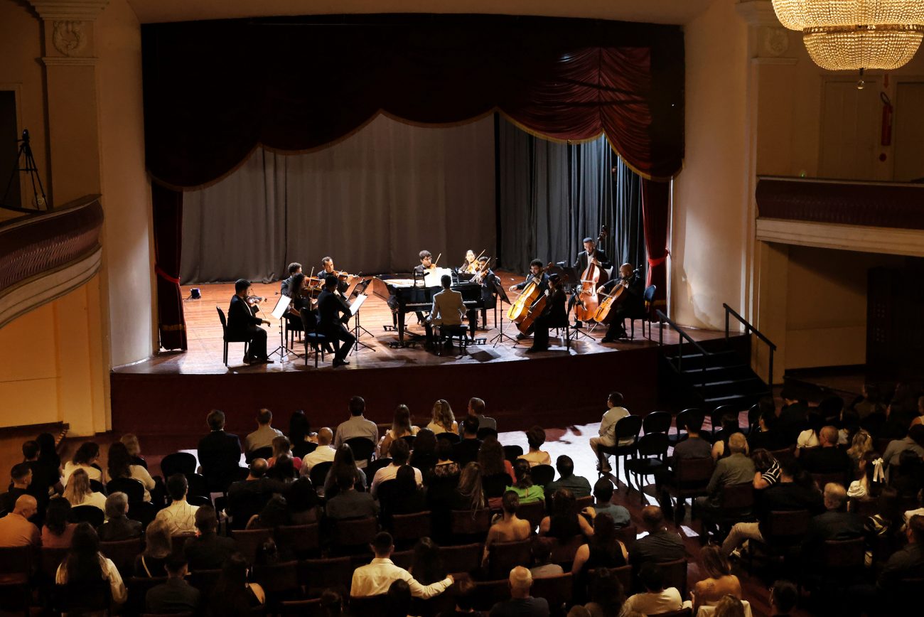 Apresentação gratuita ocorreu no teatro da Sociedade Harmonia Lyra, em Joinville - Marcelo Kupicki/Reprodução/ND