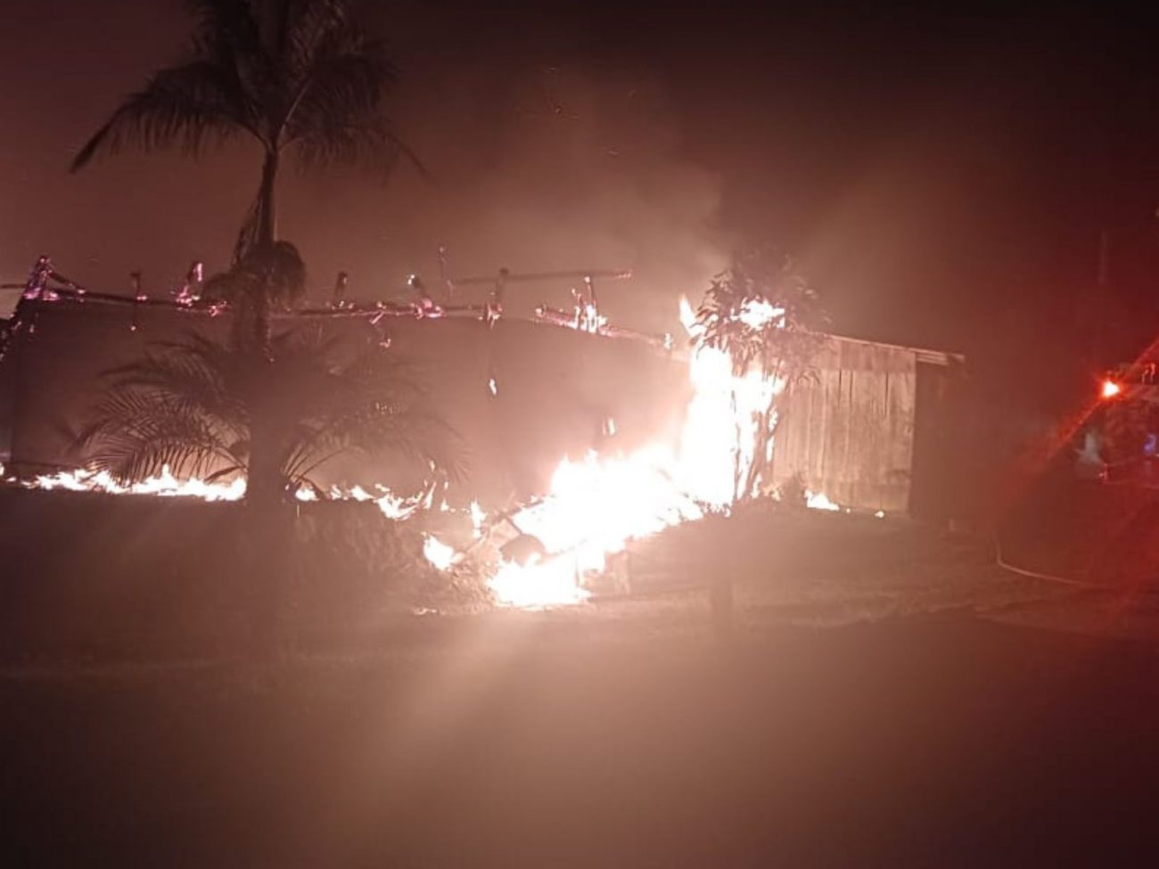 Com o auxílio de mais de 3.000 litros de água, a guarnição conseguiu resfriar uma das estufas que ainda estava inteira. - 15° Batalhão de Bombeiros Militar/Reprodução ND