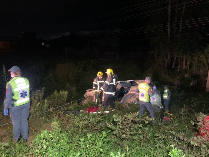 A imagem mostra bombeiros socorrendo vítimas de um acidente.