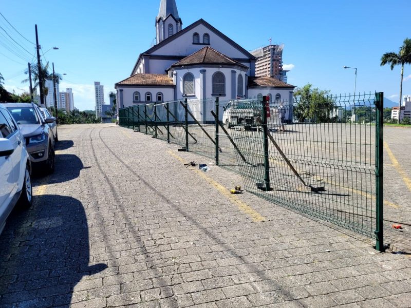 A imagem mostra obras na igreja história de Blumenau.