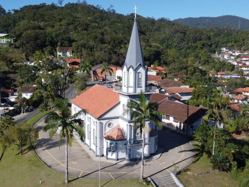 A imagem mostra a Igreja histórica de Blumenau.