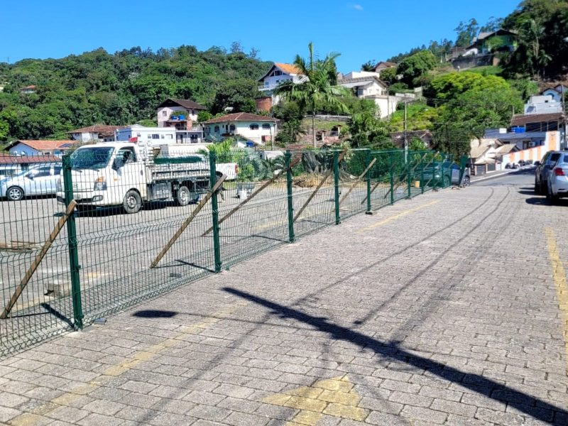 A imagem mostra obras na igreja história de Blumenau.