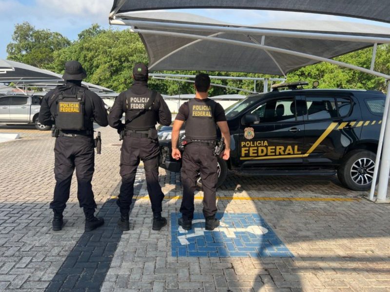 A imagem mostra policiais federais na Operação Rastreio contra o tráfico de drogas em SC