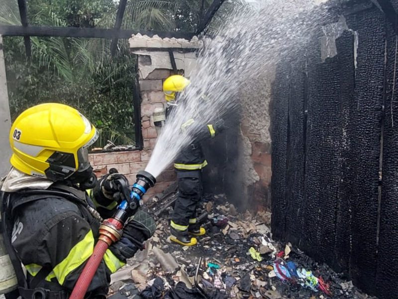 A imagem mostra as chamas sendo apagadas no incêndio.