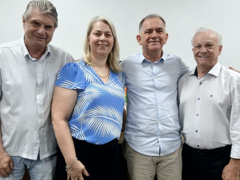 A imagem mostra o prefeito eleito de Rio do Sul com futuros secretários do governo da cidade.