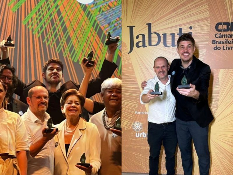 A imagem mostra Guilherme Karsten, com seu colega Ilan Brenman recebendo a premiação do Prêmio Jabuti.