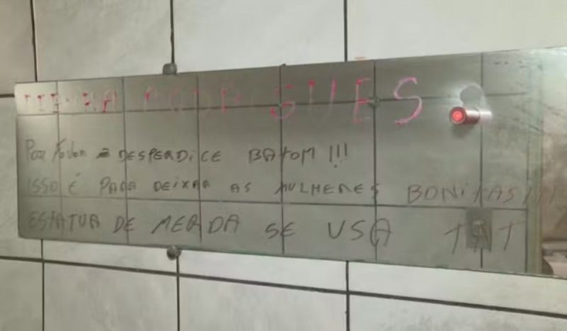 Nome de Débora Rodrigues, mulher presa por pichar estátua da Justiça nos atos de 8 de janeiro, estava escrito no espelho