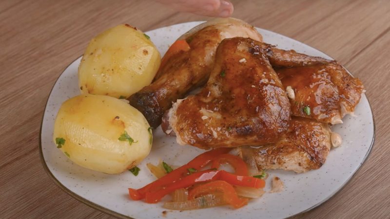 Foto mostra receita de frango suculento pronta