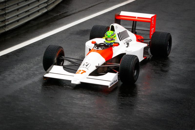 Lewis Hamilton pilota o McLaren MP4/5B, em homenagem ao ídolo brasileiro da Fórmula 1, Ayrton Senna