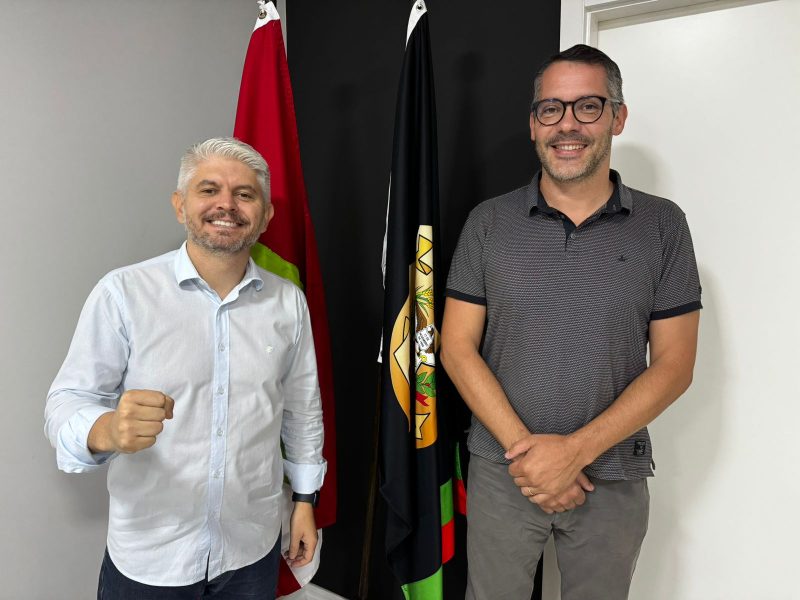 Prefeito eleito de Blumenau, Egidio, com o futuro presidente do Samae 