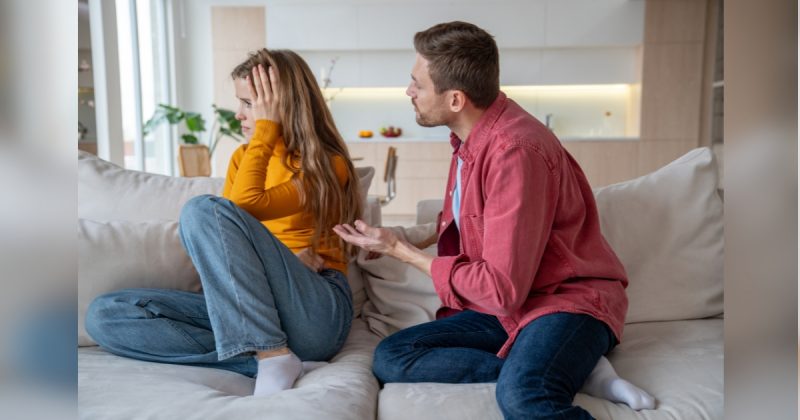 Homem falando com mulher e ela de costa 