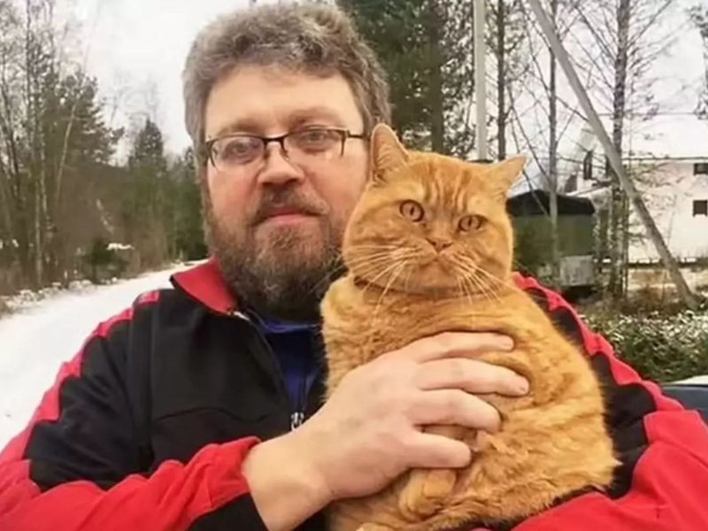 A imagem mostra o homem que morreu após ser atacado pelo próprio gato.