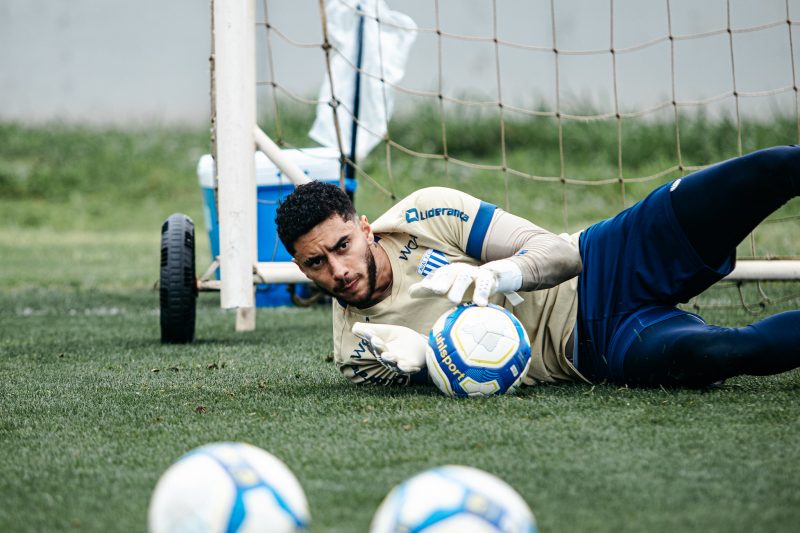 Goleiro César renovou contrato com o Avaí até 2026