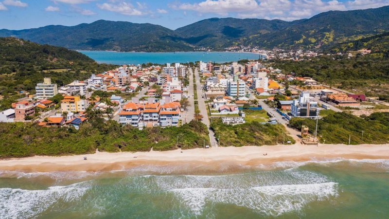 Governador Celso Ramos, município da Grande Florianópolis, visto de cima