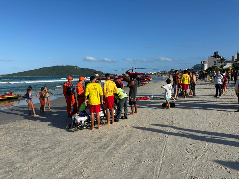 Imagem mostra resgate dos jovens que se afogaram na Praia dos Ingleses