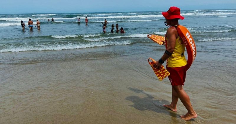 Efetivo de salva-vidas civis e militares fori reforçado nas praias catarinenses para evitar mortes por afogamento no estado- Foto: CBMSC/Divulgação