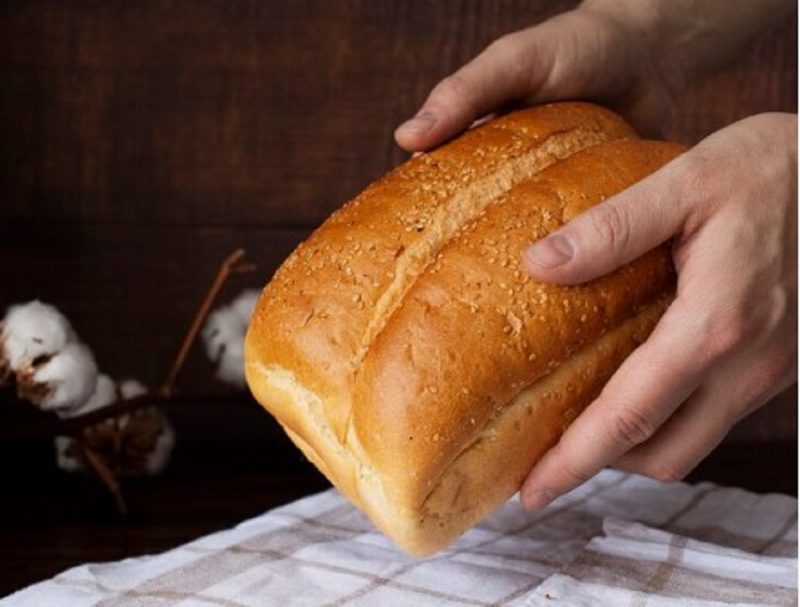 na foto aparece método para guardar o pão e mantê-lo macio por mais tempo