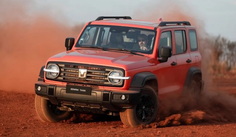 GWM Tank 300 vermelho andando na terra vermelha e levantando poeira