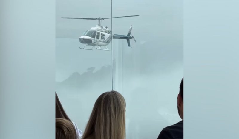 Helicóptero branco voando no céu em Balneário Camboriú, em SC